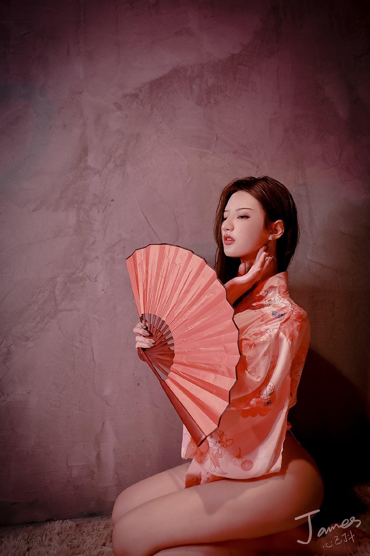 性感丁字裤显露丰满美臀翘臀线条